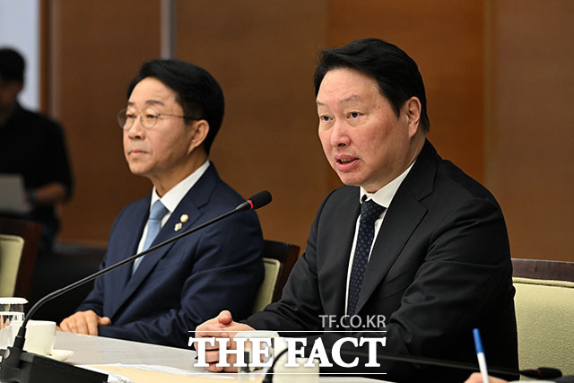 최태원 대한상공회의소 회장이 지난 1일 오전 서울 중구 대한상공회의소에서 열린 ‘국회의장-대한상공회의소 경제대도약 간담회’에 참석해 인사말을 하고 있다. /서예원 기자