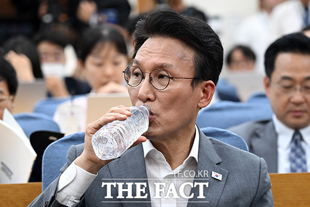 더불어민주당 전당대회에서 선호투표제 도입이 추진되면서 친명계 후보 간 차순위 표가 결집해 김민석 전 국무총리에게 유리하게 작용할 수 있다는 관측이 나온다. 사진은 김 전 총리가 지난 7일 오후 서울 여의도 국회 의원회관에서 열린 '균형발전을 넘어 지방주도성장으로' 토론회에 참석해 물을 마시고 있는 모습./남용희 기자