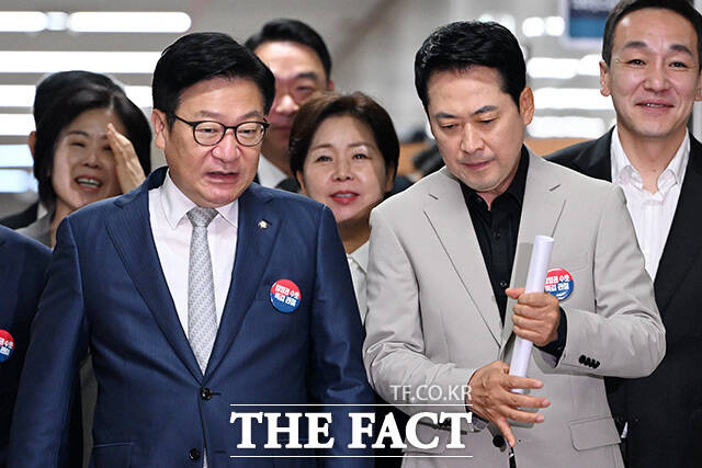 정점식 국민의힘 원내대표가 취임 한 달을 맞이했다. 사진은 정점식 국민의힘 원내대표(왼쪽)와 장동혁 국민의힘 대표가 9일 오전 서울 여의도 국회에서 열린 최고위원회의에서 참석하며 대화를 나누고 있는 모습. /남윤호 기자