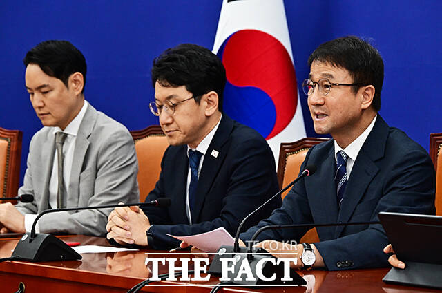 한병도 더불어민주당 대표 직무대행 겸 원내대표(가운데)가 9일 오전 서울 여의도 국회에서 열린 정책조정회의에 참석해 모두발언을 하고 있다. /국회=배정한 기자
