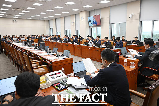 국민의힘 불참 속 진행된 재경위 전체회의.