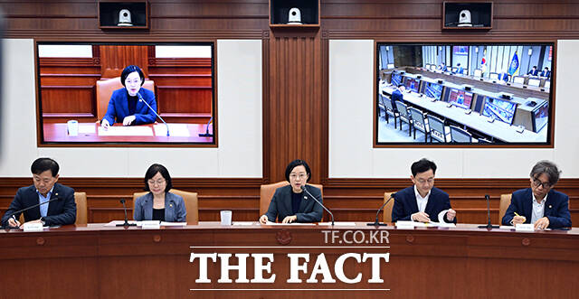 한성숙 국무총리가 9일 오전 서울 종로구 정부서울청사에서 열린 국가정책조정회의를 주재하고 있다. /임영무 기자