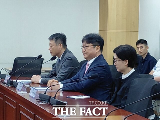 김광일 MBK파트너스 부회장, 김중현 메리츠화재 대표, 조주연 홈플러스 대표는 9일 서울 여의도 국회 의원회관에서 더불어민주당 을지로위원회 주최로 열린 '홈플러스 회생을 위한 MBK파트너스-메리츠 경영진 간담회'에 참석했다. /손원태 기자