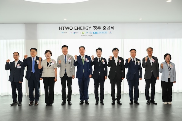 (왼쪽부터) 한국자동차환경협회 황계영 협회장, 고등기술연구원 김진균 원장, 청주시의회 임은성 의장, 충청북도 신용한 도지사, 현대차그룹 기획조정담당 서강현 사장, 기후에너지환경부 이호현 차관, 청주시 이장섭 시장, 이광희 국회의원, 충청북도의회 임동현 과학경제위원장, 청주시의회 이재숙 보건환경위원장이 기념 촬영을 하는 모습. /현대차그룹