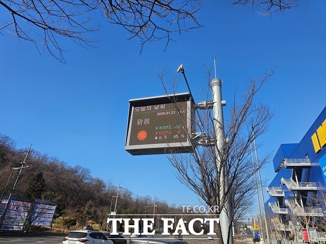 광명시 일직동에 설치된 '대기환경전광판' 모습. 초미세먼지 등 6대 대기오염물질에 대한 농도와 경보 발령 사항 등을 안내한다. /광명시