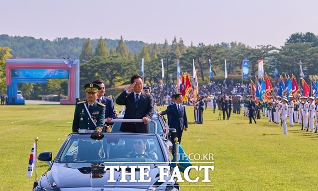 지난해 10월 1일 충남 계룡대에서 열린 건군 77주년 국군의 날 기념식에서 열병 차량에 탑승해 사열하던 이재명 대통령과 안규백 국방부 장관. /청와대