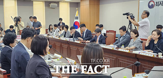9일 세종시 정부세종청사 최저임금위원회 13차 전원회의에 앞서 노·사 위원들이 권순원 위원장의 발언을 듣고 있다./세종=박은평 기자