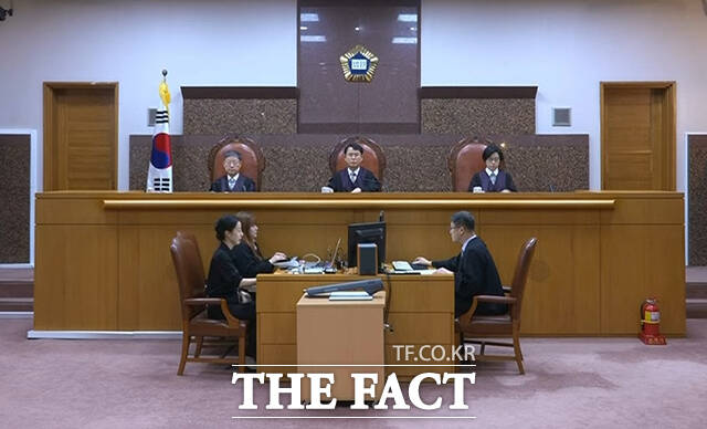 이흥구 대법관이 9일 오후 서울 서초구 대법원 1호 법정에서 고위공직자범죄수사처(공수처) 체포 방해 등 혐의로 기소된 윤석열 전 대통령에 대한 상고심 선고 공판을 열고 있다. 왼쪽부터 노경필 대법관, 이 대법관, 이숙연 대법관. /대법원