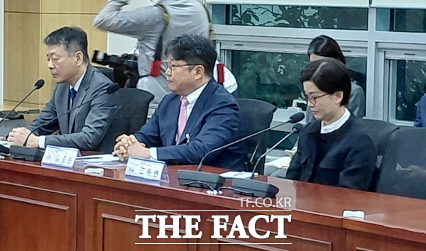 김광일 MBK파트너스 부회장(왼쪽부터), 김중현 메리츠화재 대표, 조주연 홈플러스 대표가 9일 서울 여의도 국회 의원회관에서 더불어민주당 을지로위원회 주최로 열린 '홈플러스 회생을 위한 MBK파트너스-메리츠 경영진 간담회'에 참석했다. /손원태 기자