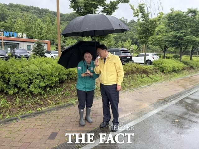 조상호 세종시장이 9일 집중호우 피해 현장을 직접 찾아 점거하고 있다. /세종시