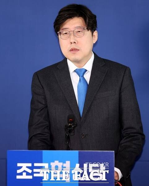 [서울=뉴시스] 추상철 기자 = 조국혁신당에 입당한 이규원 전 대구지검 부부장검사가 11일 오전 서울 여의도 조국혁신당 당사에서 열린 전문가 입당식에서 인사말을 하고 있다. 2024.03.11. scchoo@newsis.com
