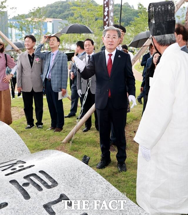 오태완 의령군수가 9일 한글의 역사와 정신을 품은 새로운 상징 공간으로 조성된 한글공원을 둘러 보고 있다. /의령군