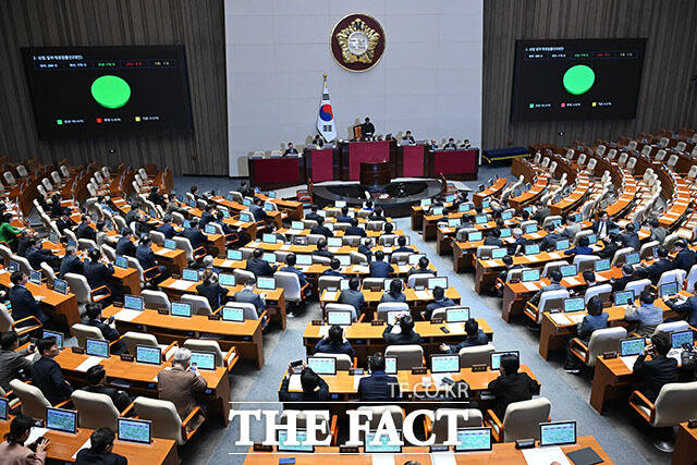 정치권에선 더불어민주당이 이재명 정부 출범 직후였던 지난 1년과 같이 고강도 입법 지원에 선뜻 나서긴 어려울 거란 관측도 나온다. 이러한 전망의 배경엔 최근 두드러지게 하락한 정부·여당 지지율과 8·17 전당대회 과정에서 수면 위로 떠오른 민주당 계파 갈등이 있다. 사진은 지난 2월 25일 오후 서울 여의도 국회에서 열린 제432회 국회(임시회) 8차 본회의에서 '3차 상법 개정안'이 국민의힘의 불참 속 민주당 주도로 통과되고 있는 모습. /남용희 기자