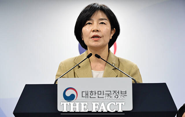현수엽 보건복지부 제1차관이 9일 오전 서울 종로구 정부서울청사에서 금융 위기가구 발굴 및 지원 강화방안과 관련해 브리핑하고 있다. /임영무 기자