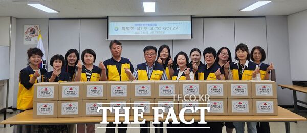한여름 더위를 앞두고 8일 대전시 서구 취약계층의 건강한 여름나기를 돕기 위해 나눔의 발걸음이 이어지고 있다. 사진은 관저2동 지역사회보장협의체가 초복 맞이 특별한 날 투고 사업을 마치고 기념 촬영을 하고 있는 모습. /대전시 서구