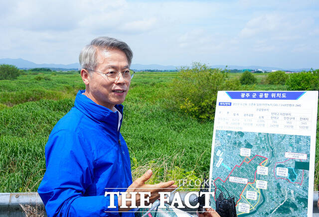 민형배 전남광주통합특별시장이 7일 오전 광주 서구 서창동 문촌마을 앞 도로에서 군공항 호남권 반도체 클러스터 부지를 점검하고 있다. /전남광주통합특별시