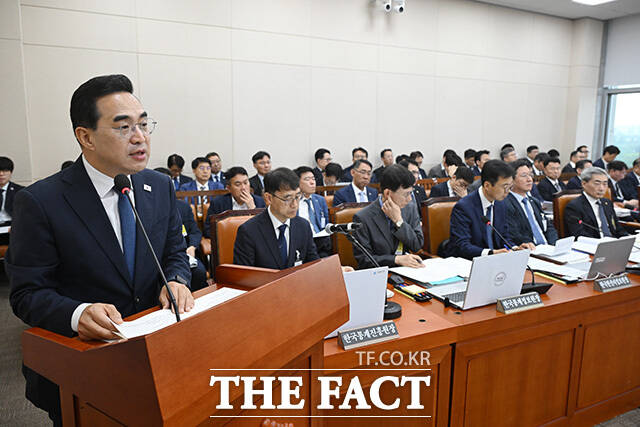 업무보고하는 박홍근 기획예산처 장관(왼쪽).