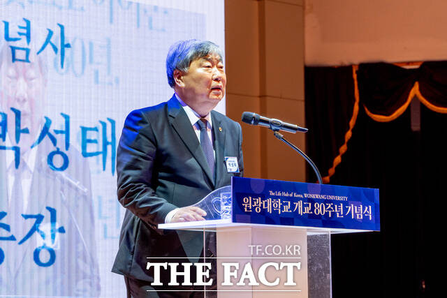 지난 5월 14일 익산시 신동 원광대학교 학생회관 대강당에서 열린 개교 80주년 기념식에서 박성태 원광대 총장이 기념사를 하고 있다. /원광대