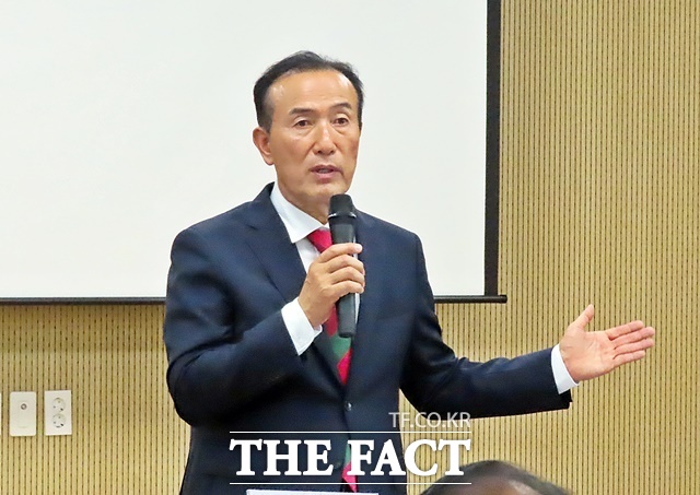 김홍열 청양군수가 8일 정산면에서 취임 후 첫 읍·면 순방에 나서며 현장 중심의 군정 운영을 설명하고 있다. /김형중 기자
