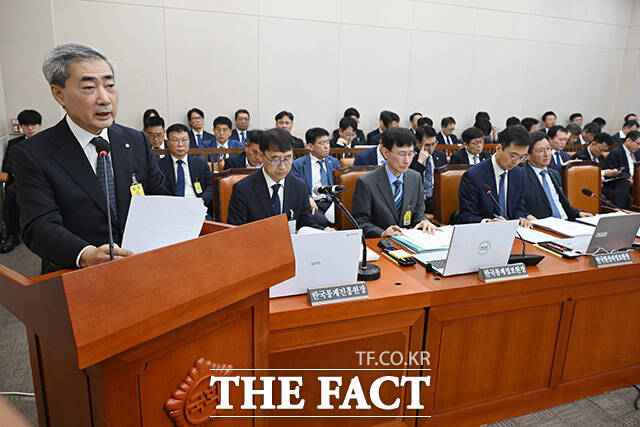 업무보고하는 신현송 한국은행 총재(왼쪽).