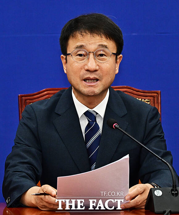한병도 더불어민주당 대표 직무대행 겸 원내대표(가운데)가 9일 오전 서울 여의도 국회에서 열린 정책조정회의에 참석해 모두발언을 하고 있다. /국회=배정한 기자