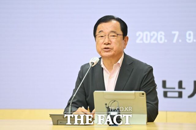 9일 하남시청 본관 상황실에서 정부에 건의할 교산신도시 추진을 위한 5대 현안 해결 촉구안을 발표하는 이현재 하남시장. /하남시