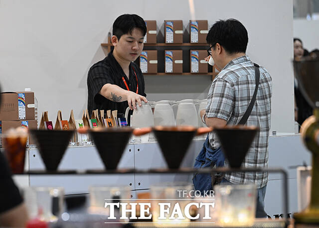 '2026 서울카페위크(Seoul Cafe Week)'가 9일 오전 서울 강서구 코엑스 마곡에서 열린 가운데 참가업체 관계자가 커피를 내리고 있다. /박헌우 기자
