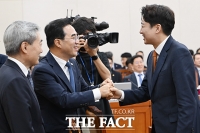  이준석 대표와 인사 나누는 신현송 총재-박홍근 장관 [포토]
