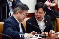  대화 나누는 김영훈 장관과 윤호중 장관 [포토]
