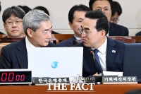  대화 나누는 신현송 총재와 박홍근 장관 [포토]