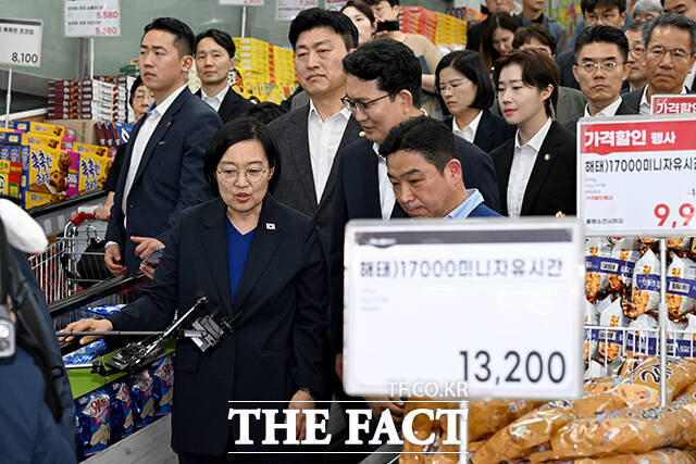 물가 현장점검에 나선 한성숙 국무총리(오른쪽)가 10일 오후 서울 도봉구 하나로마트 창동점을 찾아 남재현 해양수산부 차관과 함께 매장을 둘러보고 있다./박상민 기자