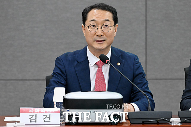 김건 국민의힘 의원(왼쪽 다섯 번째)이 10일 오후 서울 여의도 국회 의원회관에서 열린 'K-스타트업을 세계 무대로 : 경제외교로 여는 잠재 기업의 글로벌 성장 전략' 정책 토론회에 참석해 김재원 코리아스타트업포럼(코스포) 의장에게 정책제안서를 전달받고 있다. /국회=남용희 기자
