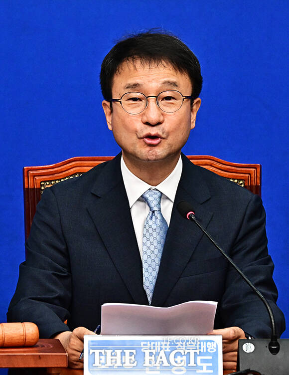 한병도 더불어민주당 대표 직무대행 겸 원내대표(왼쪽 두번째)가 10일 오전 서울 여의도 국회에서 열린 최고위원회의에 참석해 모두발언을 하고 있다. /국회=배정한 기자
