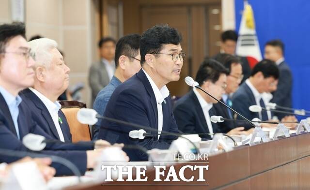 10일 전주시 완산구 효자동3가 전북도청 종합상황실에서 열린 전북 국회의원-도-시·군 예산정책협의회에서 이원택 전북도지사가 현안 사업에 대해 정치권의 협조를 요청하고 있다. /전북도