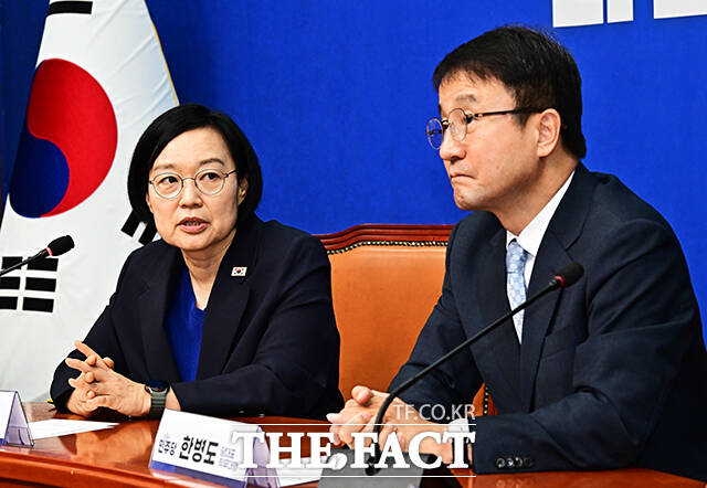 한병도 더불어민주당 대표 직무대행 겸 원내대표가 10일 오전 서울 여의도 국회에서 한성숙 신임 국무총리(왼쪽)를 접견하며 기념사진 촬영을 하고 있다. /국회=배정한 기자