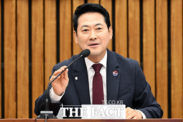 6·3 참정권 침해 전국 학부모 시국 대토론회에 참석해 기념촬영하는 장 대표(가운데)와 참석자들.