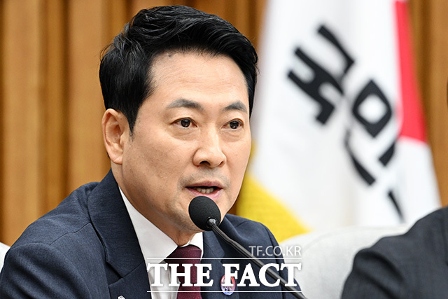 6·3 참정권 침해 전국 학부모 시국 대토론회에 참석해 기념촬영하는 장 대표(가운데)와 참석자들.