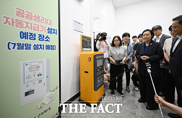 한성숙 국무총리가 ‘모두의 생리대’ 시범 사업 시설 점검에 앞서 인사말을 하고 있다.