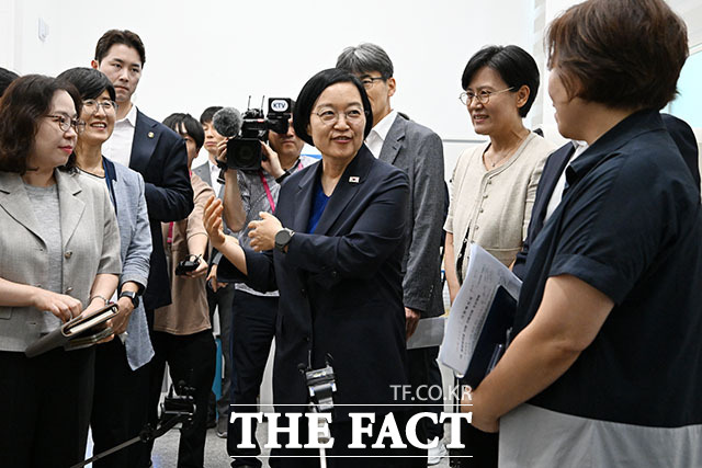 한성숙 국무총리가 ‘모두의 생리대’ 시범 사업 시설 점검에 앞서 인사말을 하고 있다.