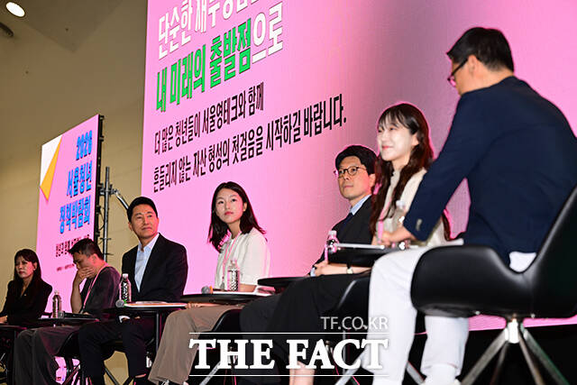 오세훈 서울시장(앞줄 가운데)이 10일 오후 서울 중구 동대문디자인플라자에서 열린 '2026 서울청년정책박람회'에 참석해 청년들과 기념촬영을 하고 있다. /남윤호 기자