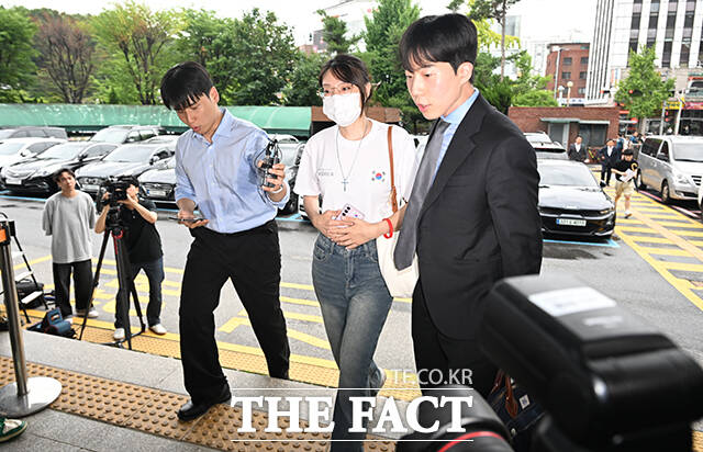 올림픽공원 핸드볼경기장 개표소 봉쇄 시위 중 체육단체의 경기장 진입을 막은 30대 여성 A 씨(가운데)가 10일 오후 서울 송파구 송파경찰서에 업무방해 혐의로 출석하고 있다. /박헌우 기자