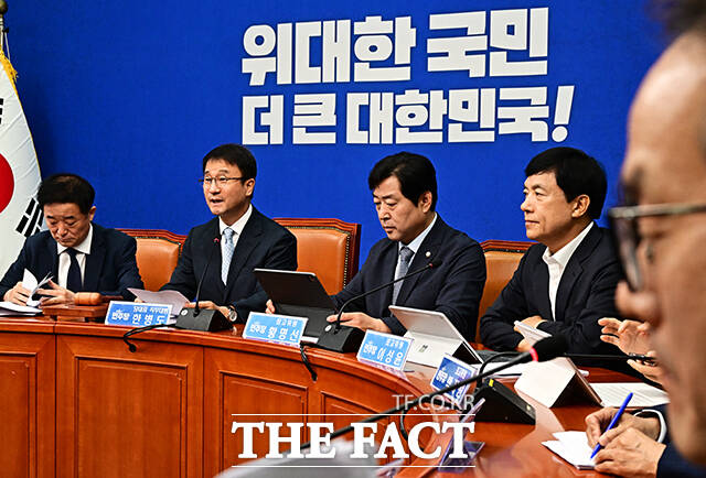 한병도 더불어민주당 대표 직무대행 겸 원내대표(왼쪽 두번째)가 10일 오전 서울 여의도 국회에서 열린 최고위원회의에 참석해 모두발언을 하고 있다. /배정한 기자