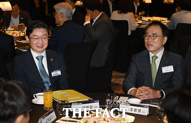 이억원 금융위원장(왼쪽)과 조용병 전국은행연합회장이 ‘정보보호의 날 기념 행사’에서 대화를 나누고 있다.