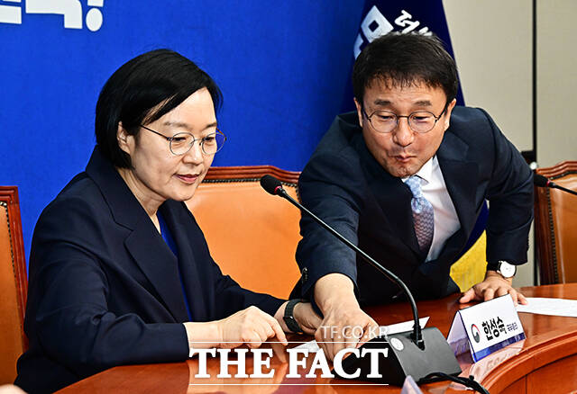 한병도 더불어민주당 대표 직무대행 겸 원내대표가 10일 오전 서울 여의도 국회에서 한성숙 신임 국무총리(왼쪽)를 접견하며 기념사진 촬영을 하고 있다. /국회=배정한 기자