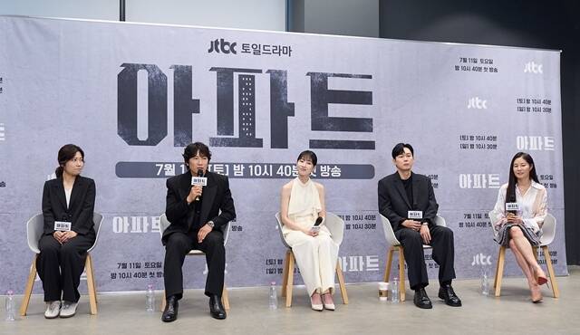조용원 감독, 배우 지성 하윤경 박병은 문소리(왼쪽부터)가 호흡을 맞춘 '아파트'는 매주 토요일 오후 10시 40분, 일요일 오후 10시 30분 시청자들과 만난다. /JTBC