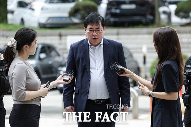 유동규 전 성남도시개발공사 기획본부장(왼쪽)과 남욱 변호사가 10일 오전 서울 서초구 서울고등법원에서 열린 대장동 개발 특혜 혐의 공판에 출석하고 있다. /박헌우 기자