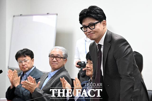 한동훈 무소속 의원이 국민의힘의 징계 정국에 직접 대응을 자제한 채 정책 행보에 집중하고 있다. 사진은 한 의원이 6일 국회 의원회관에서 열린 '월드컵 이후, 한국 축구 살리는 골든 타임: 한국 축구 긴급 토론회'에 참석해 인사를 하는 모습. /서예원 기자