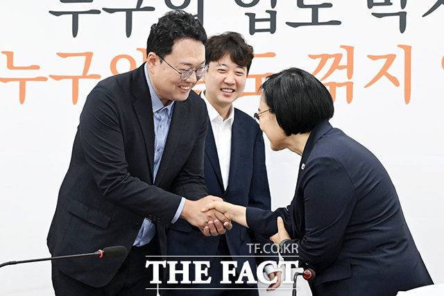국회 찾아 개혁신당 만난 한성숙 국무총리(오른쪽).