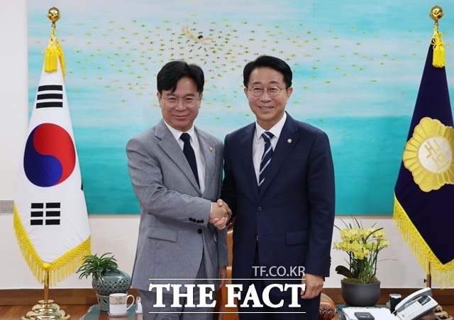 조정식(오른쪽) 국회의장이 10일 서울 여의도 국회의장 집무실에서 김영훈 고용노동부 장관과 만나 기념촬영을 하고 있다. /국회의장실 제공