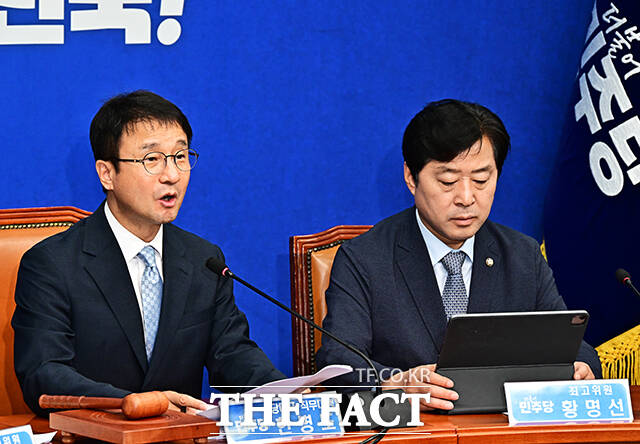 한병도 더불어민주당 대표 직무대행 겸 원내대표(왼쪽 두번째)가 10일 오전 서울 여의도 국회에서 열린 최고위원회의에 참석해 모두발언을 하고 있다. /국회=배정한 기자